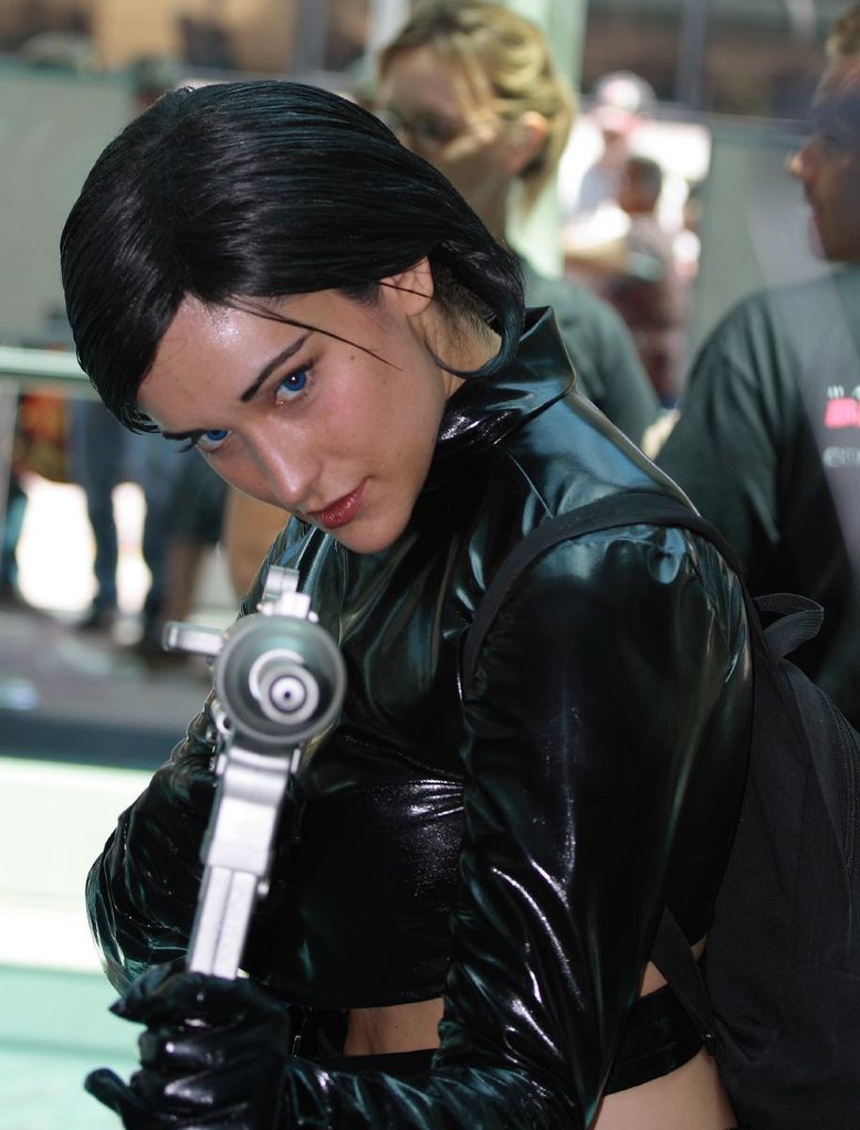 http://doubleviking.cachefly.net/images/bamkapow/2008/10/aeon-flux/aeon-flux-cosplay-01.jpg